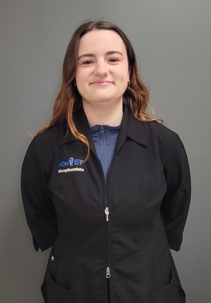 Maëva Gourdon, Réceptionniste